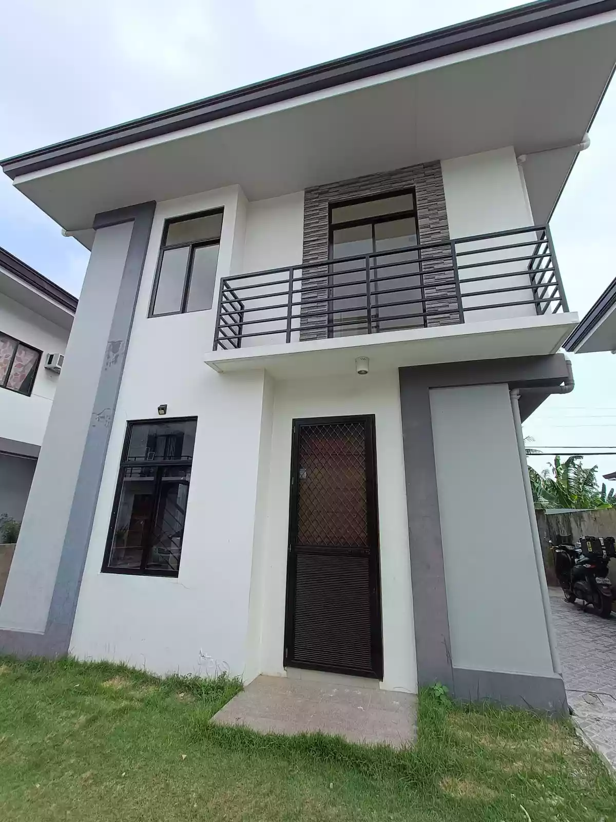 FOR SALE or Assume 4 Bedroom Single Detached - Unfurnished - photo 2