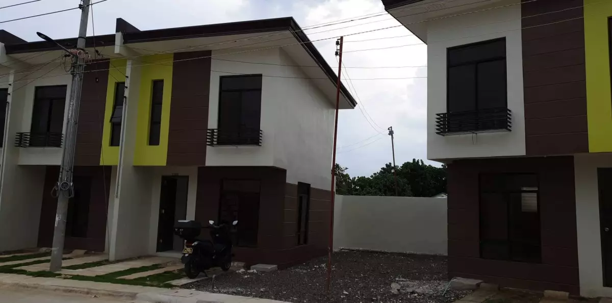 Ready to occupy corner lot townhouse near entrance gate for assume - photo 7