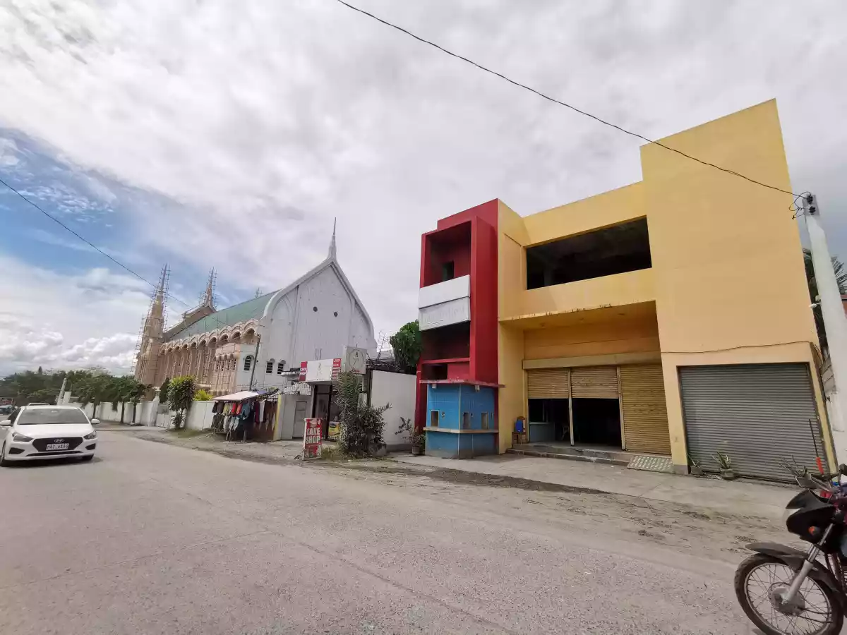 Commercial Building , two storey. Existing Water Refilling and Laundry Services. 192 sq. front Lot area & 180 sq. m - lot at the back. - photo 3