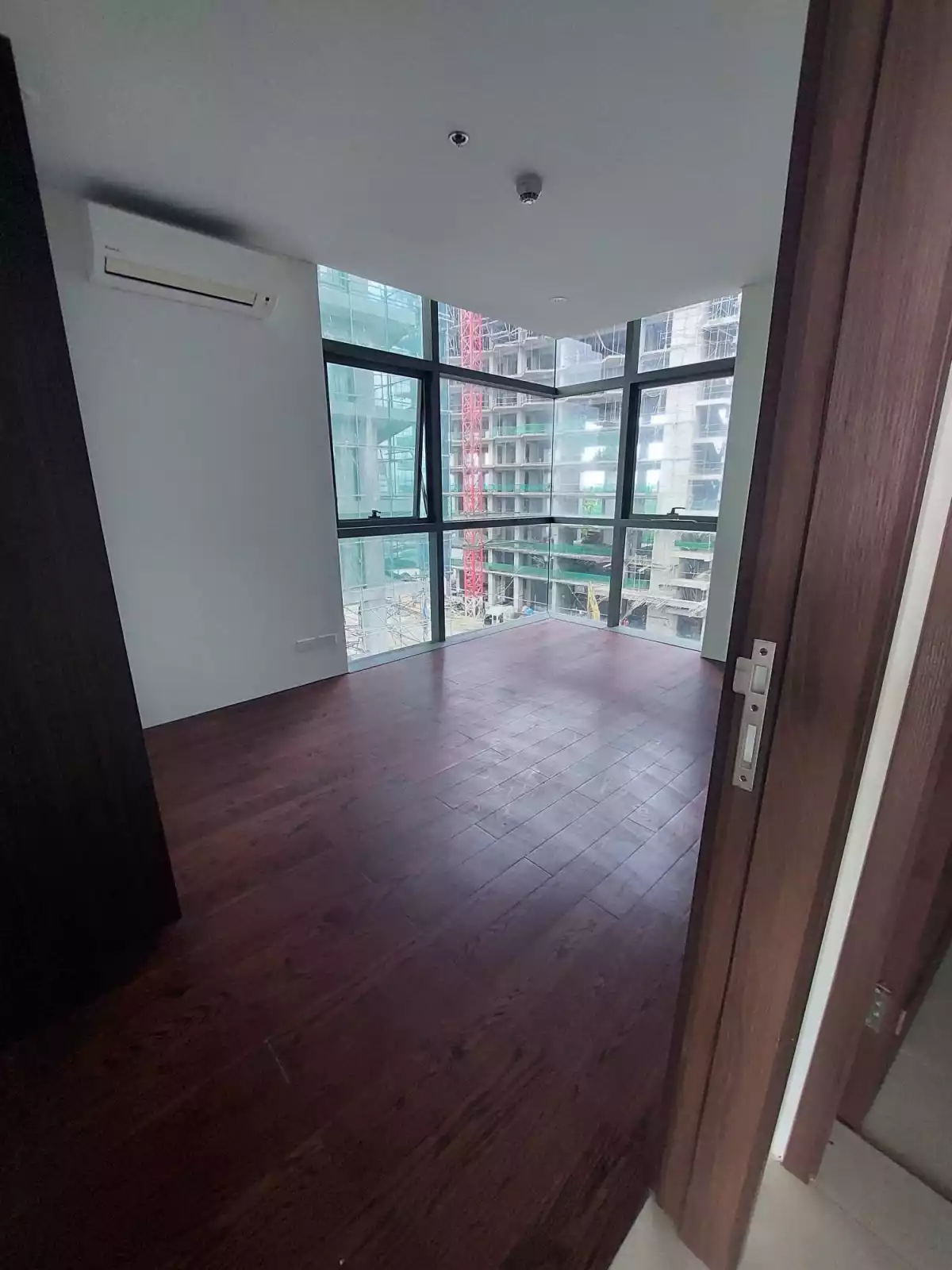 Sacrifice SALE !!! Save up to 4M Semi Furnished 1 Bedroom Corner Unit — 1 Bedroom in Buyong Road, Maribago, Lapu-Lapu City — Photo 5