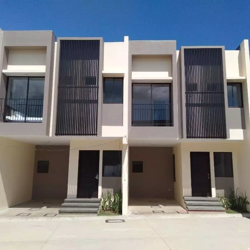 Open photo 12 of 18 — Turnberry Place 1 (2 STOREY TOWNHOUSE RFO)