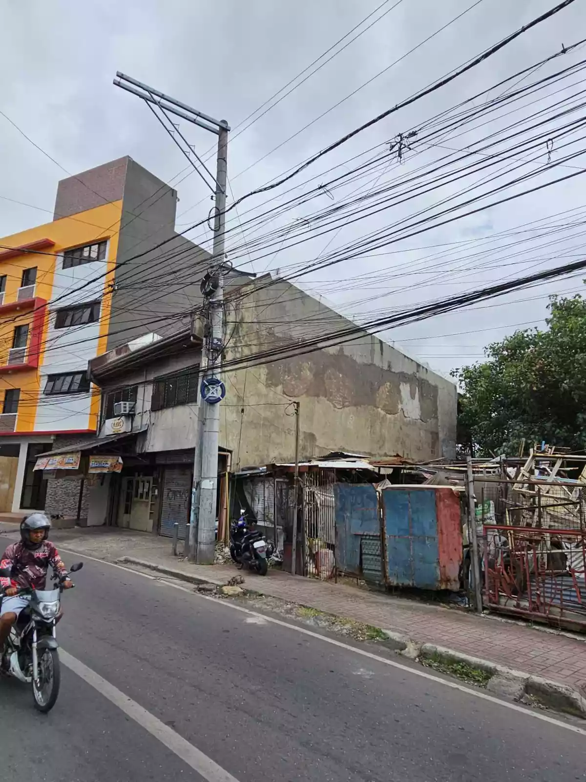COMMERCIAL BUILDING WITH LOT AREA 165SQM FLOOR AREA 300SQM IN CALLE TRES ABRIL  TABUAN CEBU CITY — Building in Cebu City, Cebu, Philippines — Photo 3