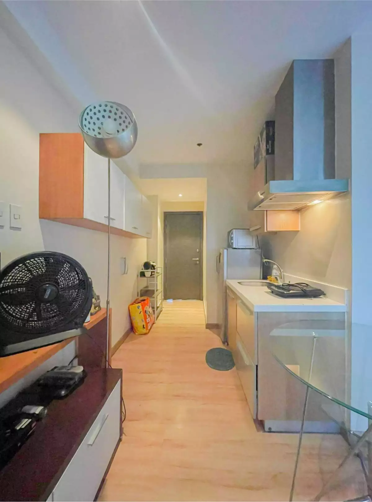 STUDIO UNIT w/ BALCONY FOR LEASE at KNIGHTSBRIDGE RESIDENCES, Makati   - photo 4