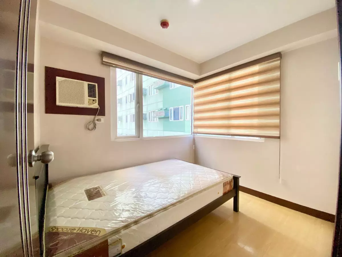 3BR FURNISHED UNIT FOR SALE at Ridgewood Towers near BGC