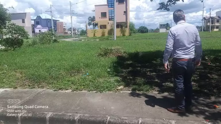 RUSH SALE CLEAN TITLED COMBINED RESIDENTIAL LOT JUST 15 TO 20 MINUTES AWAY FROM MALL OF ASIA & AIRPORT - photo 3