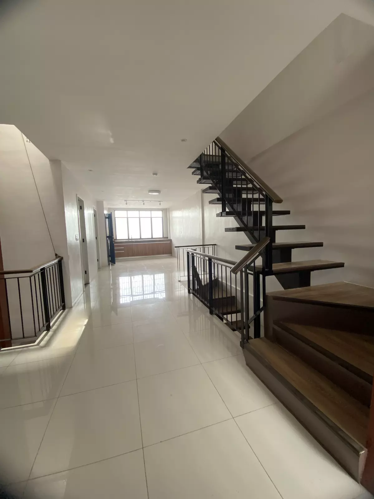 MODERN TOWNHOUSE W/ BASEMENT HUNDRED METERS AWAY TO HIGHWAY — Townhouse in Mandaue City, Cebu, Philippines — Photo 5