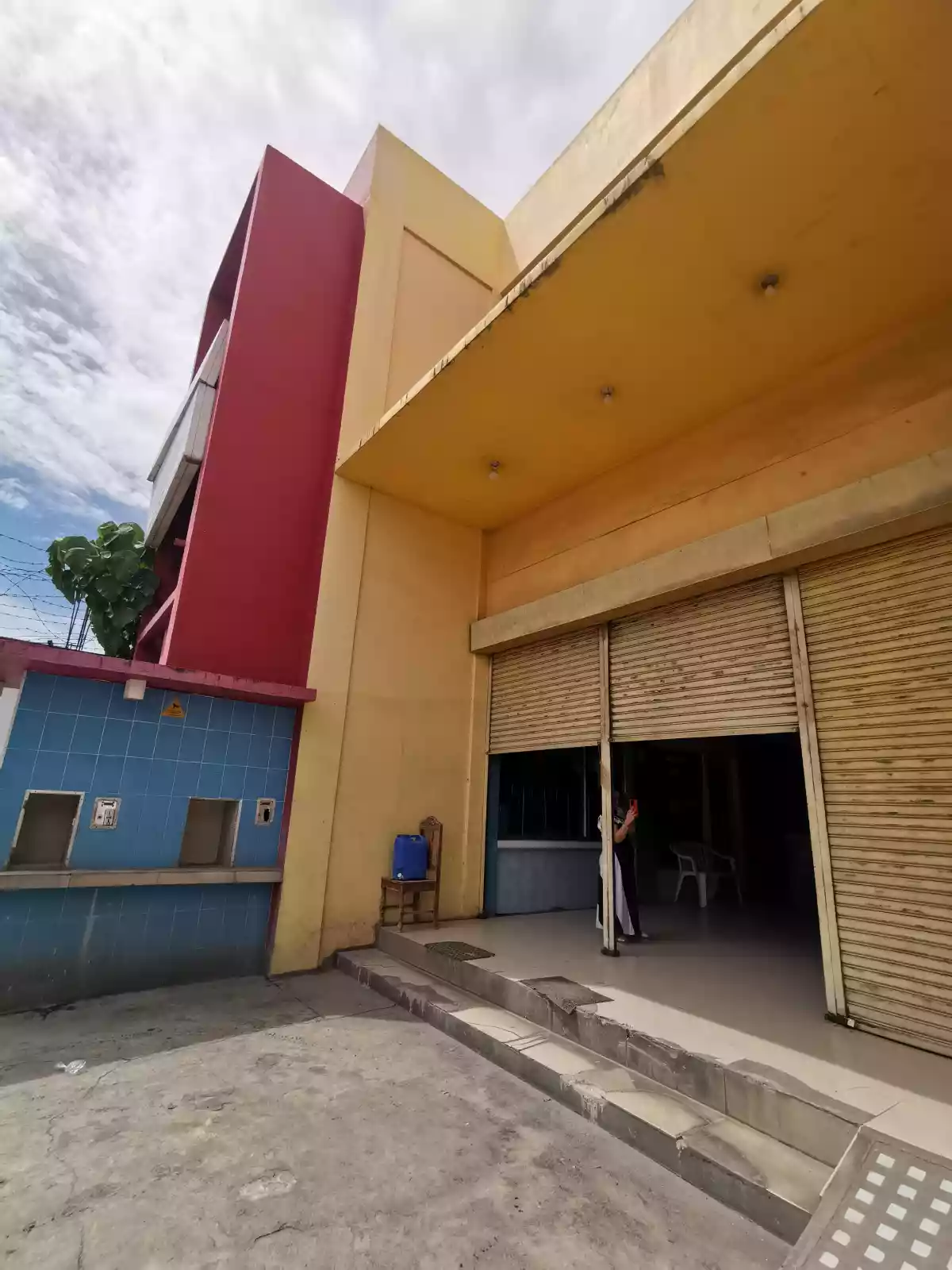 Commercial Building , two storey. Existing Water Refilling and Laundry Services. 192 sq. front Lot area & 180 sq. m - lot at the back. - photo 4