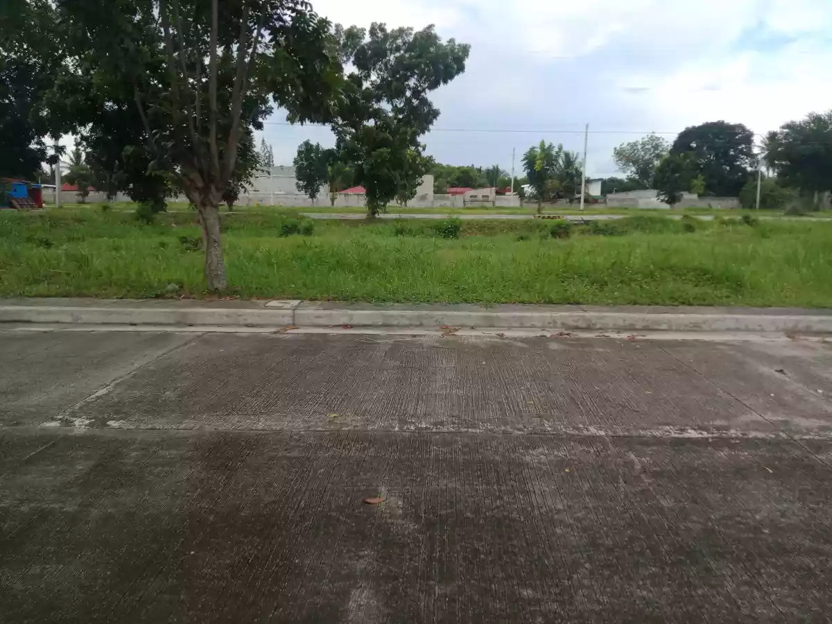 Colinas Verdes 100sqm Near Entrance for Sale!