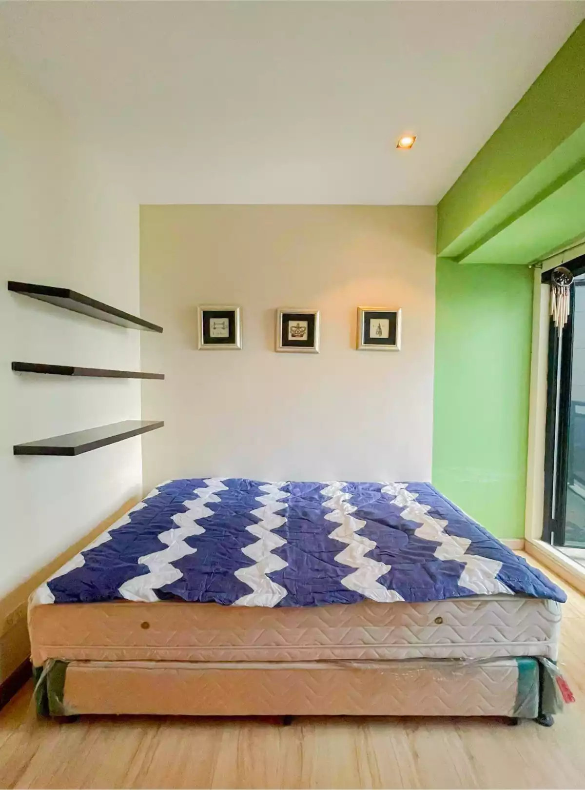 STUDIO UNIT w/ BALCONY FOR LEASE at KNIGHTSBRIDGE RESIDENCES, Makati   - photo 3