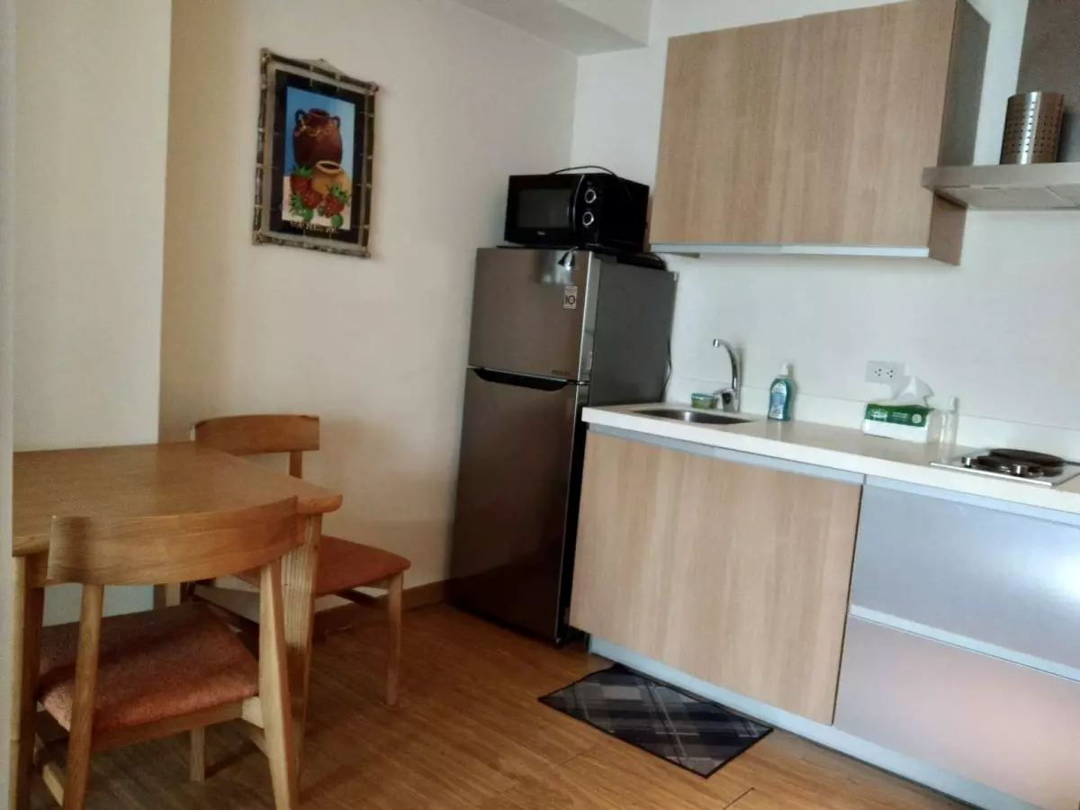 Fully Furnished Studio Unit with Balcony FOR SALE in Azure Urban Resort Residences! — Studio in Parañaque, Metro Manila, Philippines — Photo 6