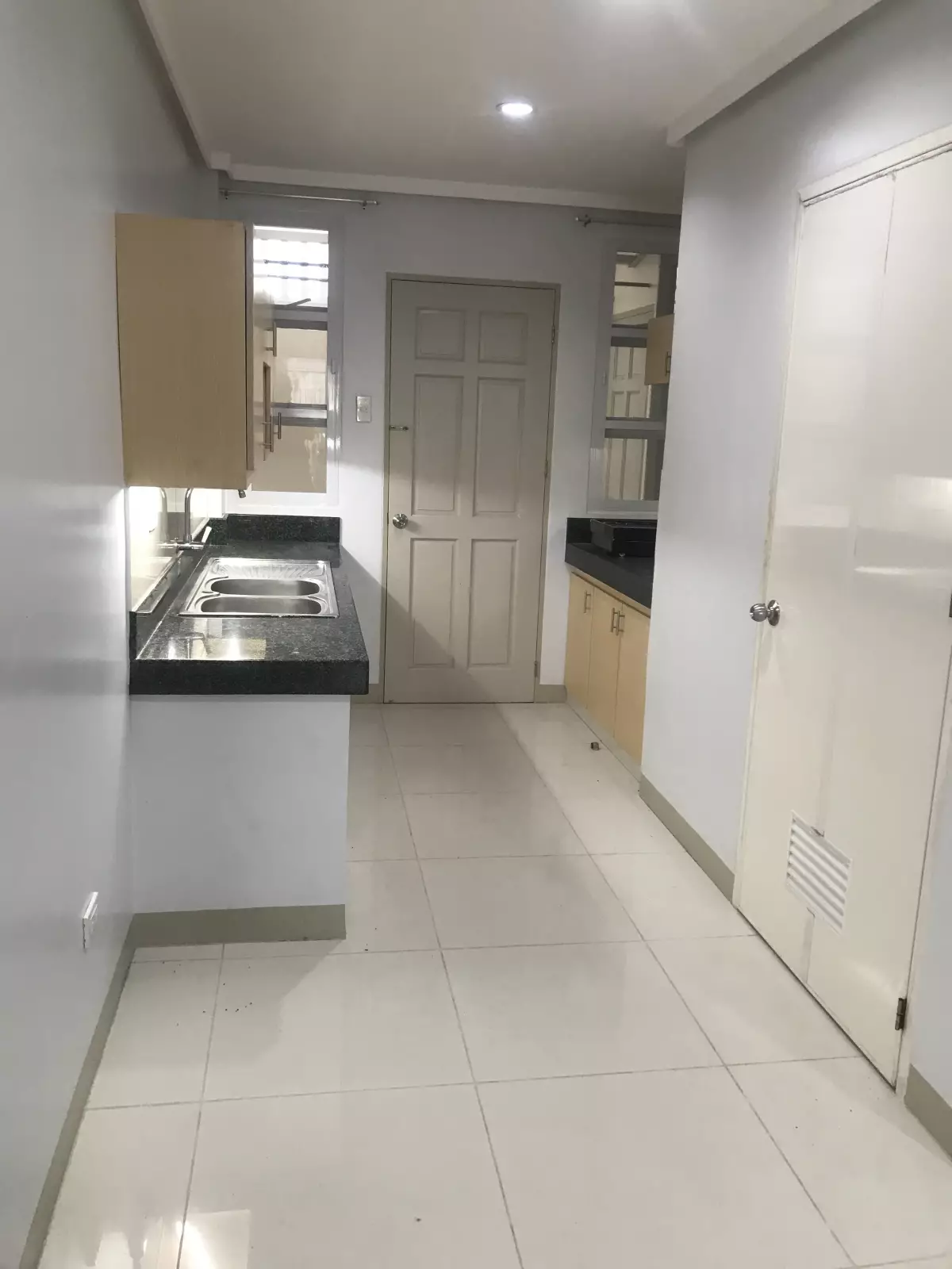 Open photo 12 of 13 — 4 Bedrooms Townhouse for Rent