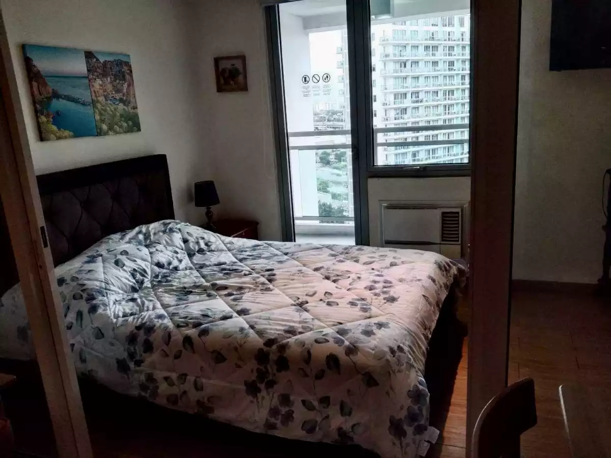 Fully Furnished Studio Unit with Balcony FOR SALE in Azure Urban Resort Residences! — Studio in Parañaque, Metro Manila, Philippines — Photo 2