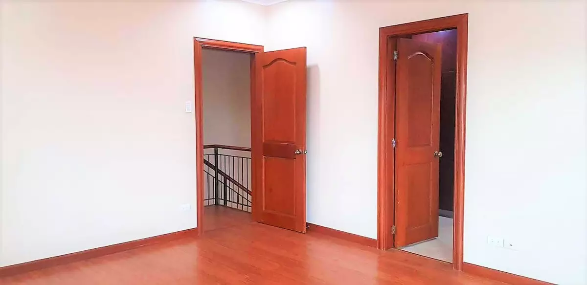  Semi furnished Gated house with Mini  garden and garage that can fit 2 cars in Mabolo Cebu - photo 2