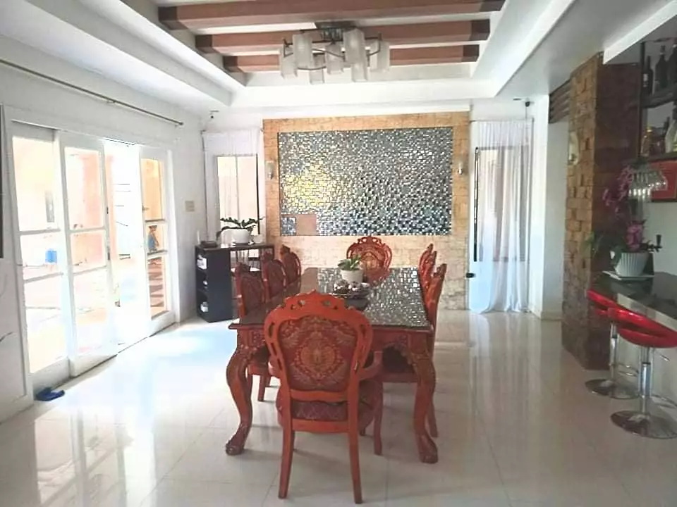 RUSH!! RUSH!!! RUSH!!! Spacious  corner house and lot with swimming pool!! — House and Lot in Burgos Avenue, Bacolod, Negros Occidental — Photo 4