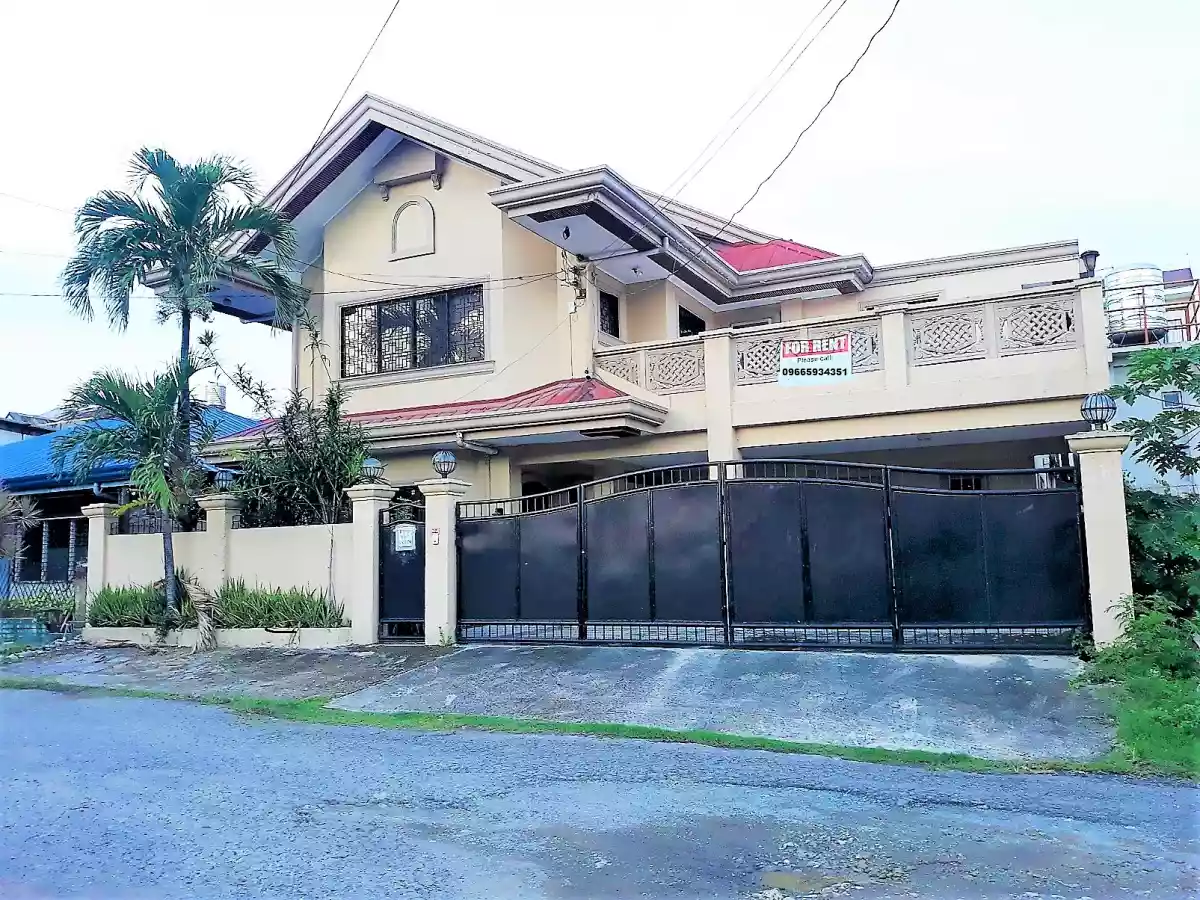 Fully Furnished 2 storey house Gated and  3 car garage  in Banilad Mandaue - photo 2