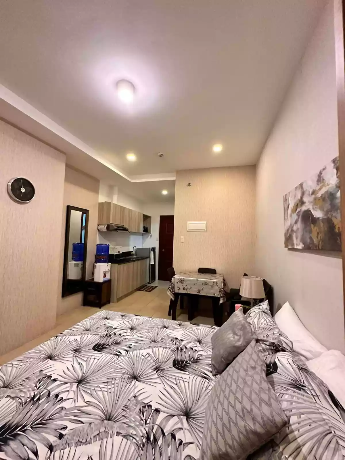 Fully Furnished Studio Unit with Balcony — Studio in Brgy. Kamputhaw, Cebu City — Photo 4