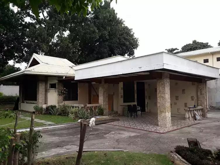 For rent Gated  5 bedrooms unfurnished house  with big parking space in Talamban cebu city near Ateneo De Cebu — Retirement House in Cebu City, Cebu, Philippines — Photo 4