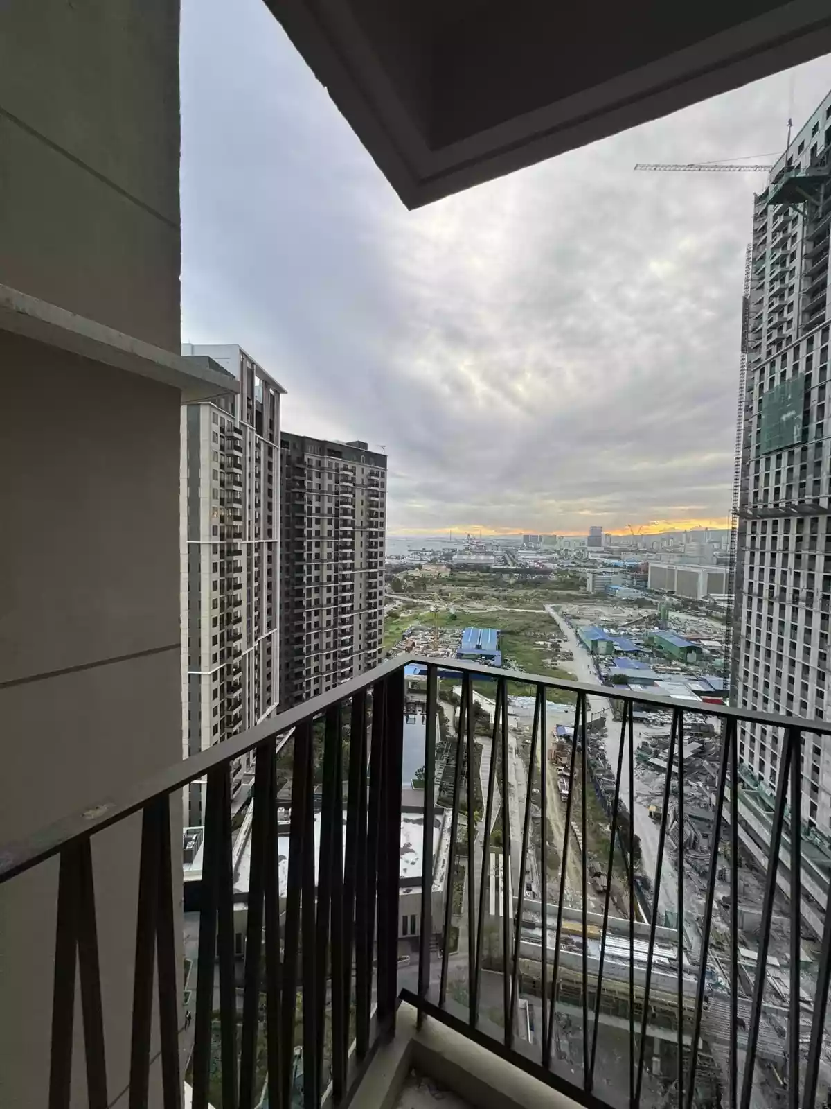 Mandani Bay Suites 1 Br Corner Lot for Sale — 1 Bedroom in F.E. Zuellig Avenue, Mandaue City, Philippines — Photo 5