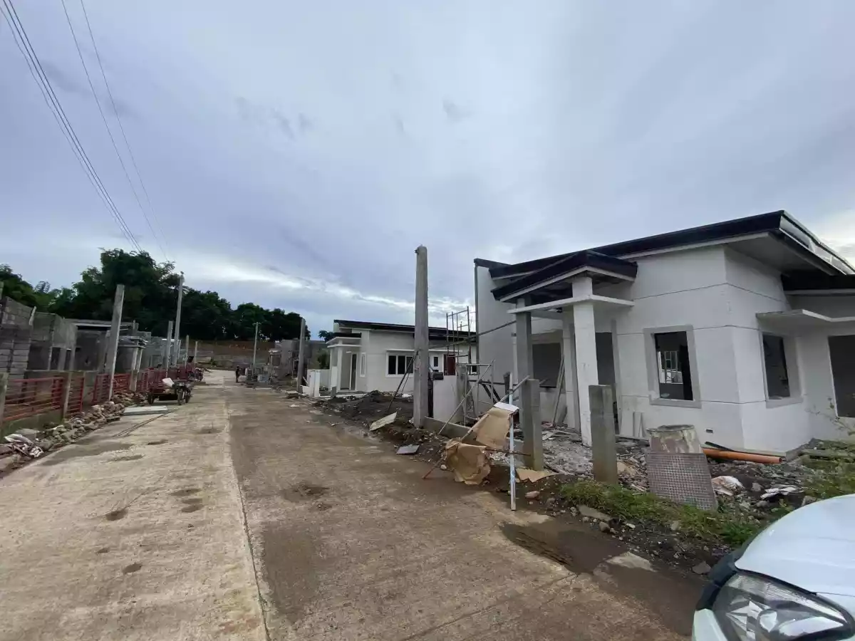 House and Lot - photo 4