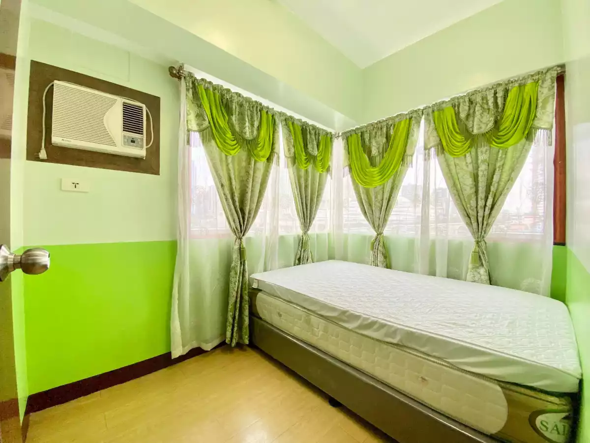 2BR FURNISHED UNIT FOR SALE at Ridgewood Towers near BGC  