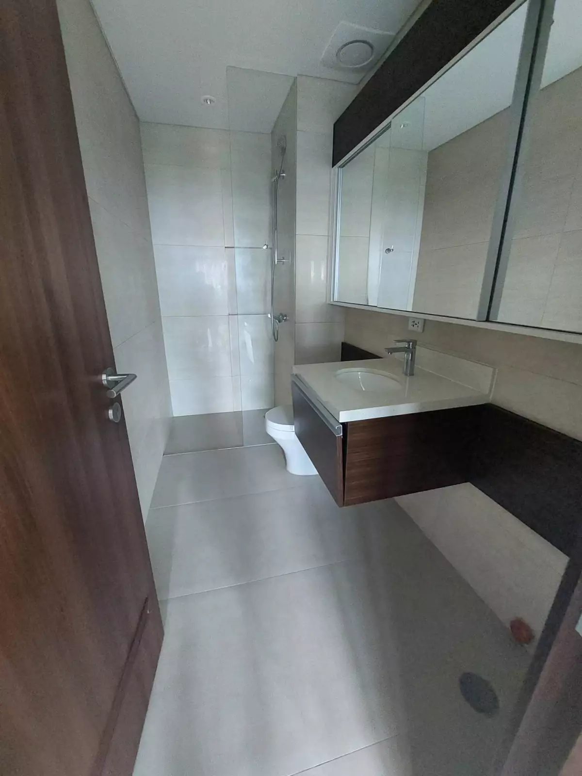 Sacrifice SALE !!! Save up to 4M Semi Furnished 1 Bedroom Corner Unit — 1 Bedroom in Buyong Road, Maribago, Lapu-Lapu City — Photo 4