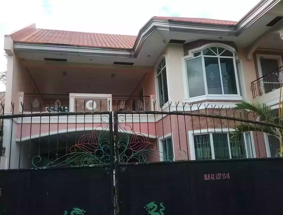 For sale house and lot with total lot area of 440 sq.m ( 4 Lots )! Furnished, 7 bedroom, 4.5 Toilet and Bath, Carport can accommodate 3 to 4 car!