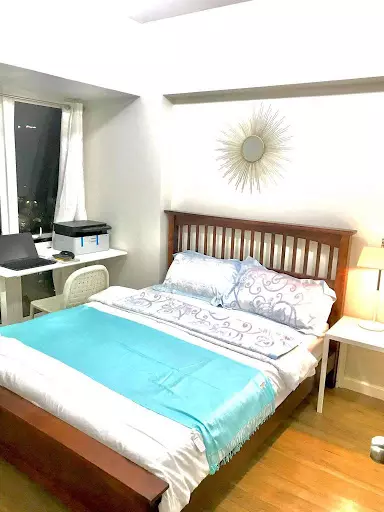 Ayala Solinea Tower2 1BR 43sqm 11thP window view Roads n Mall include Dinning, Kichenete, Bedroom Set, Hotcold shower, Wifi n Phone, good for office - photo 2