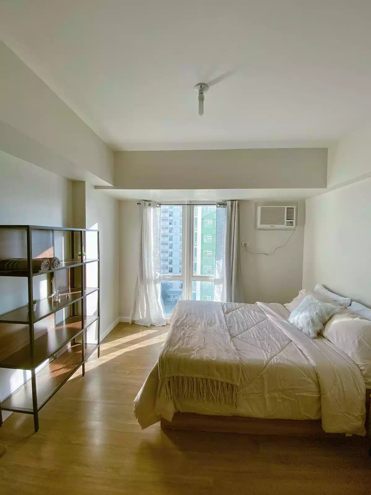 Elegantly Furnished Studio Unit at Solinea Tower 2 — Studio in Cebu City, Philippines — Photo 7