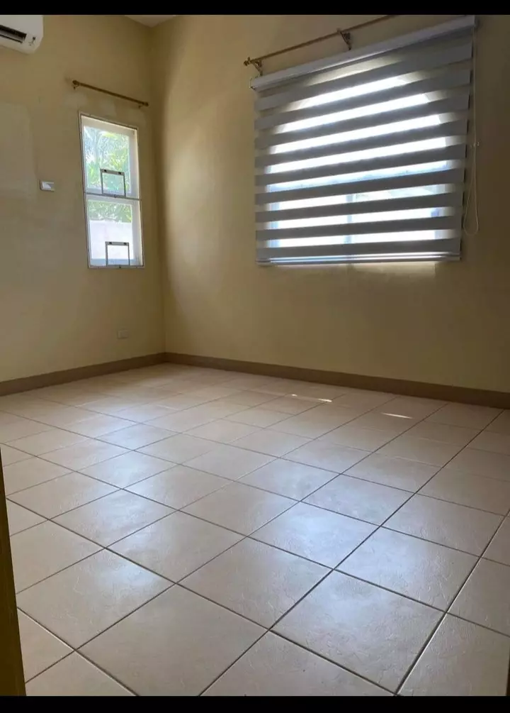 Open photo 12 of 18 — HOUSE & LOT IN COLLINWOOD