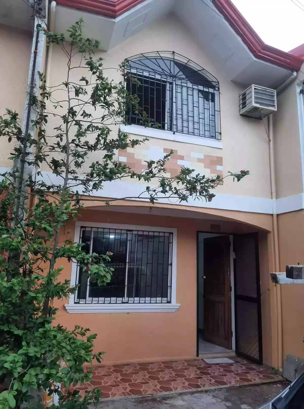 FOR RENT SEMI-FURNISHED TOWNHOUSE UNIT IN MACTAN CEBU CITY 