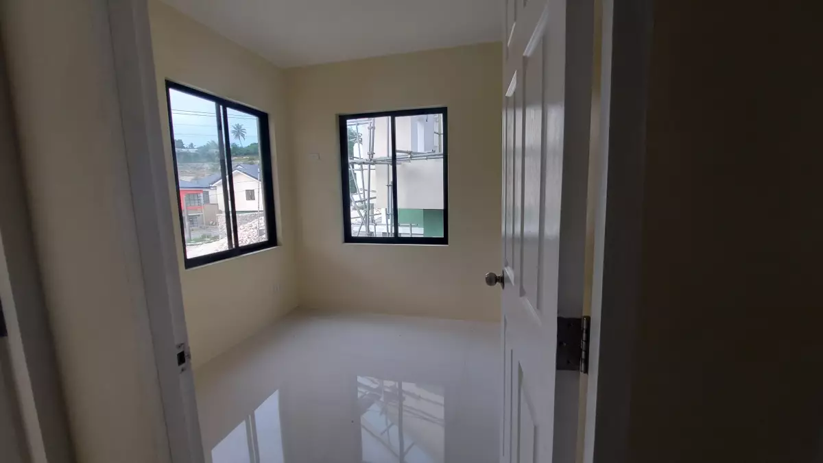 House and lot for assume - photo 4