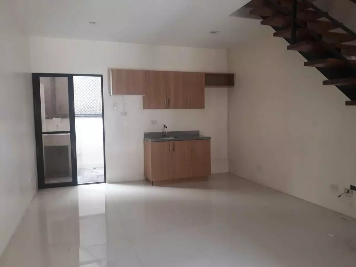 For rent 4bdrooom Townhouse in  Canduman Mandaue city Cebu near Ateneo De Cebu - photo 2