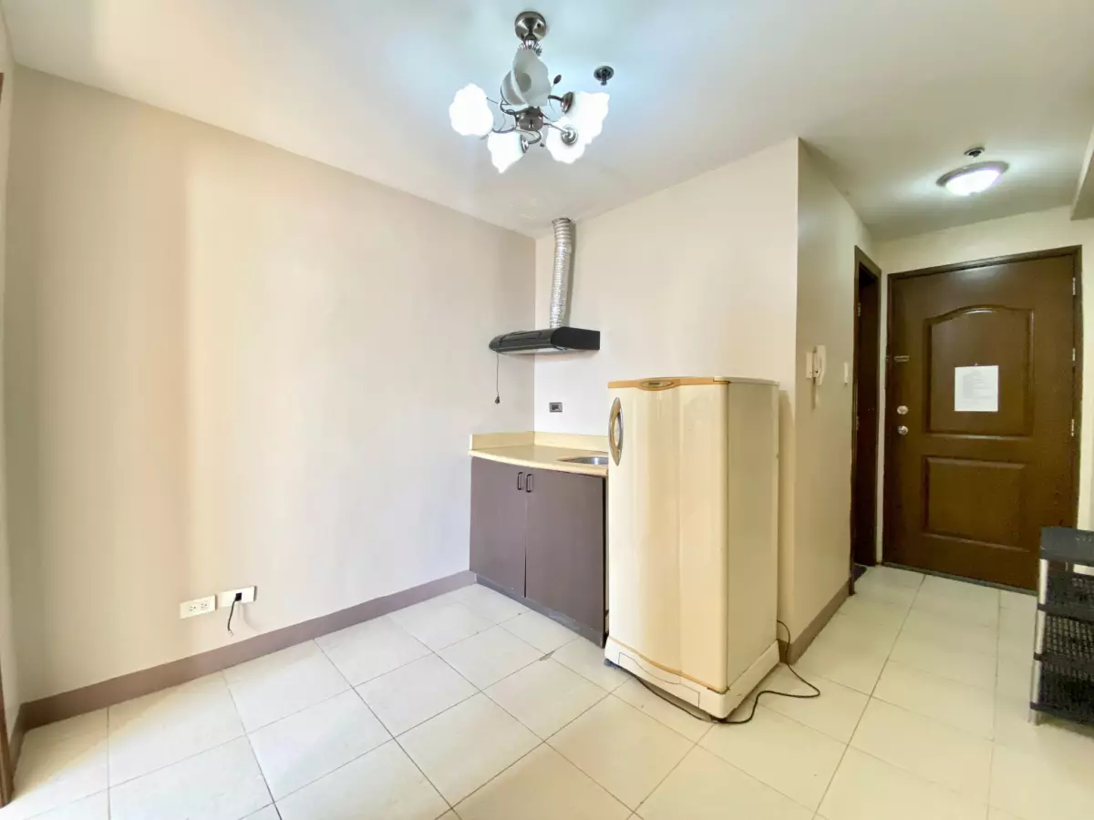 SEMI-FURNISHED 1BR UNIT FOR LEASE at Ridgewood Towers  