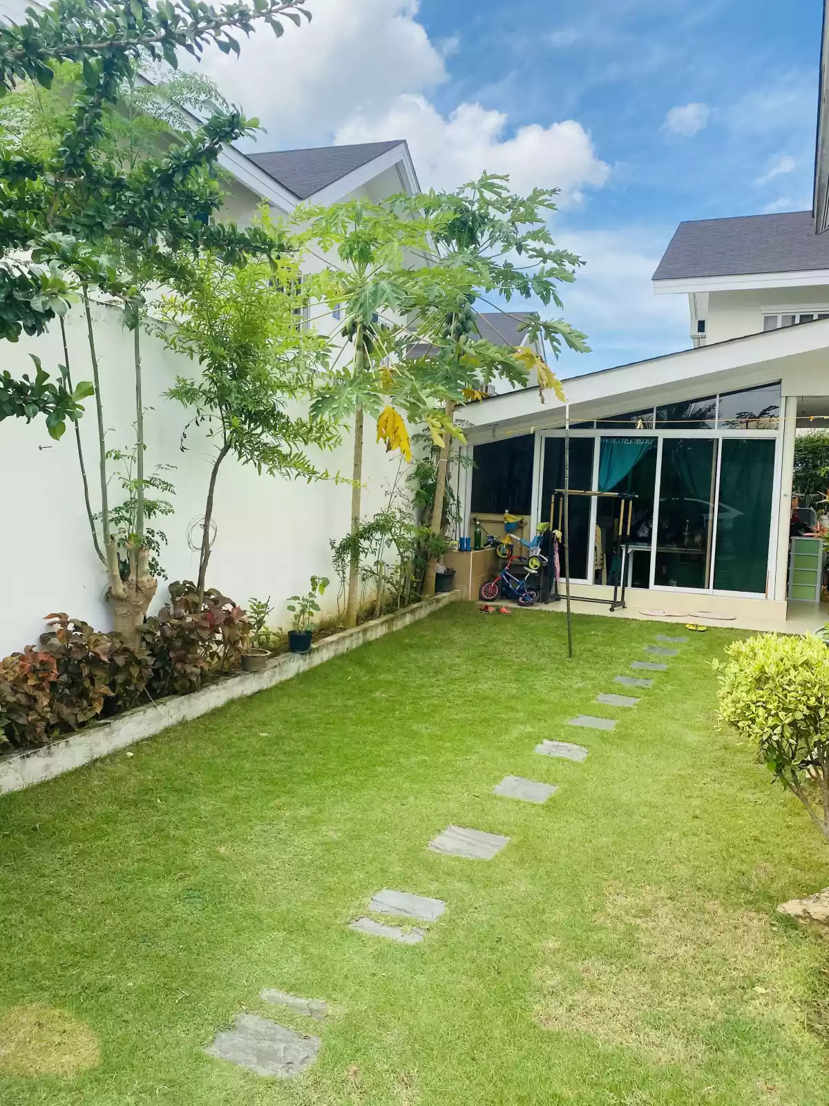 Single - Detached Corner Unit House & Lot  - photo 3