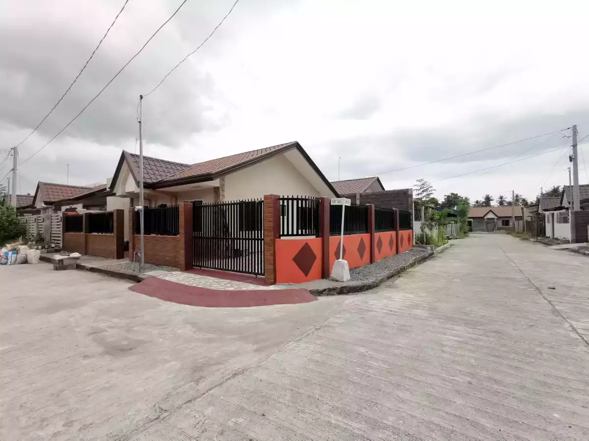 3 Bedrooms and 2 Toilet and Bath Corner Lot at Agan Metro  - photo 4