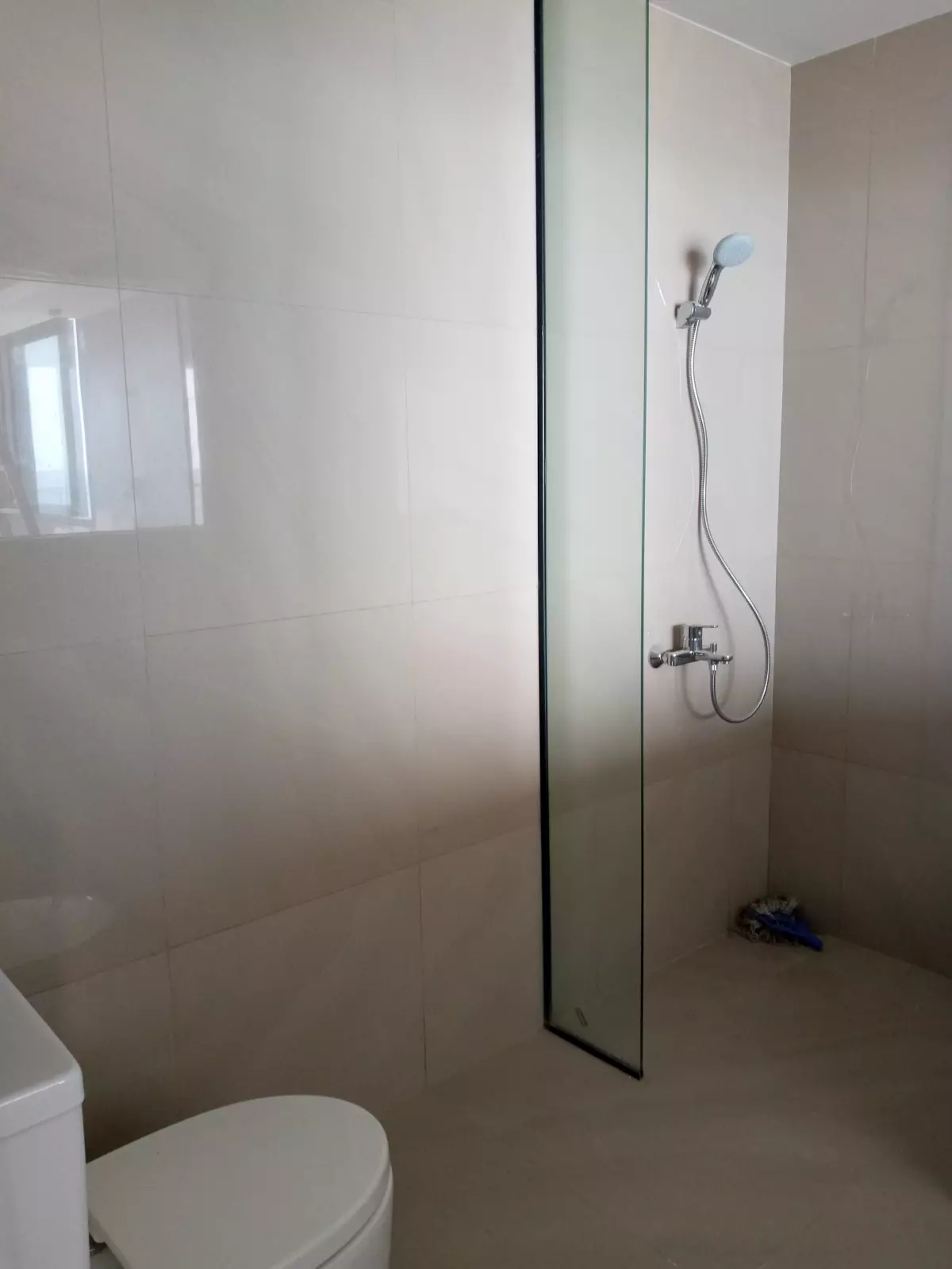 For Sale Studio Unit with balcony in the Reef Mactan Residences Beach front Condominium — 1 Bedroom in Lapu-Lapu City, Philippines — Photo 3