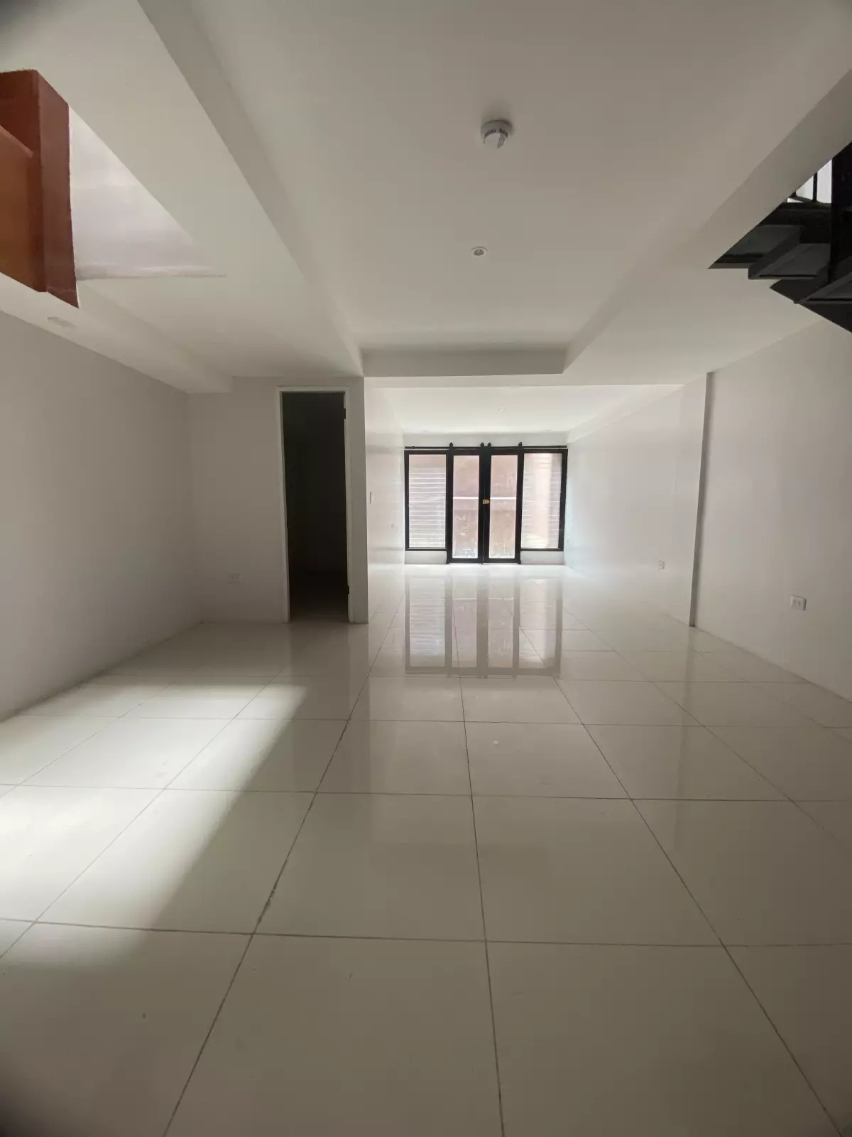 MODERN TOWNHOUSE W/ BASEMENT HUNDRED METERS AWAY TO HIGHWAY — Townhouse in Mandaue City, Cebu, Philippines — Photo 7