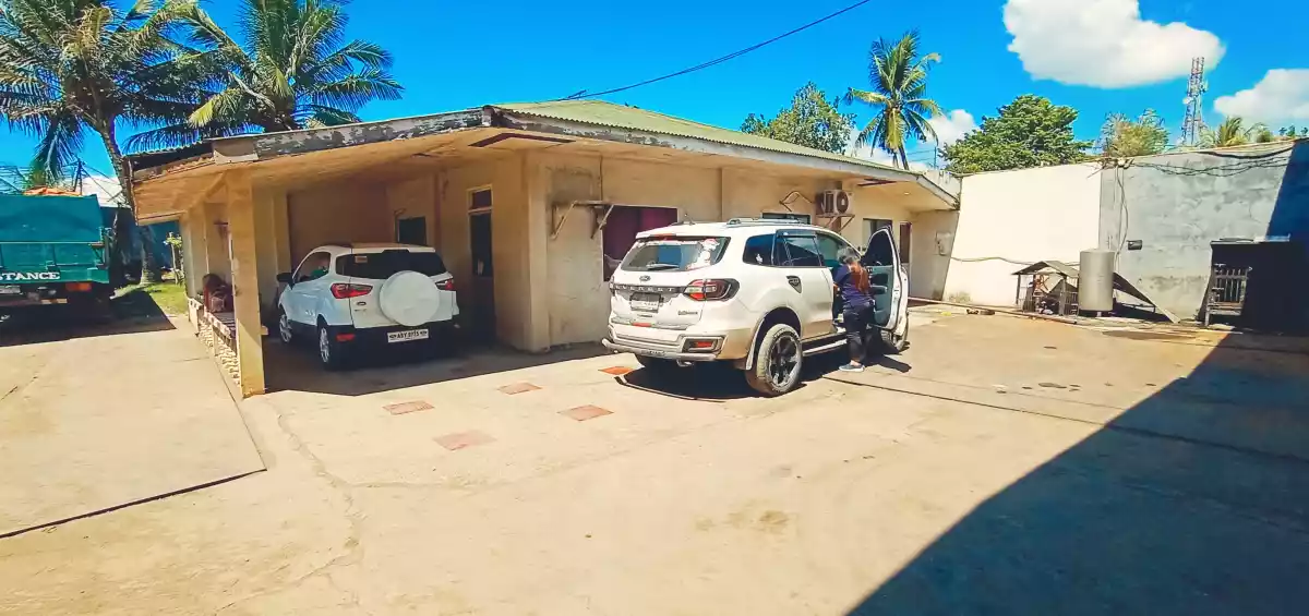 2000sqm Lot w/ a Warehouse a 2 houses - photo 6