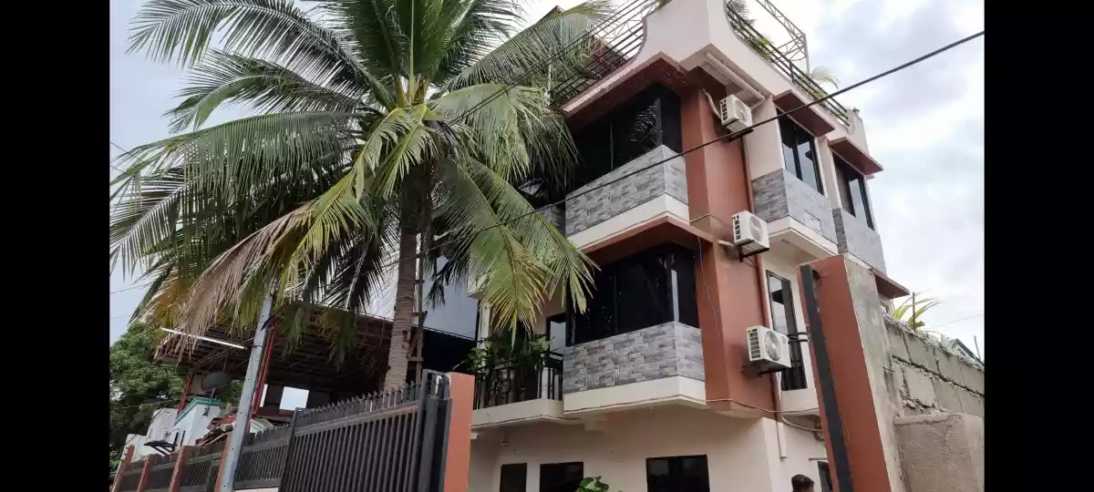 3 Storey 6 Bedrooms 3 Bathrooms House 