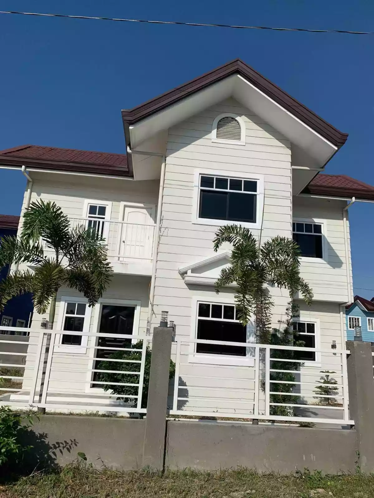 FULLY FENCED TWO-STOREY RESIDENTIAL BUILDING - photo 3