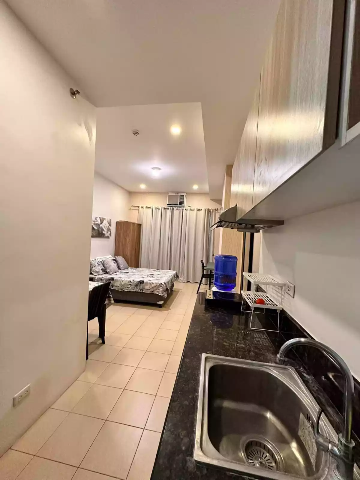 Fully Furnished Studio Unit with Balcony — Studio in Brgy. Kamputhaw, Cebu City — Photo 5