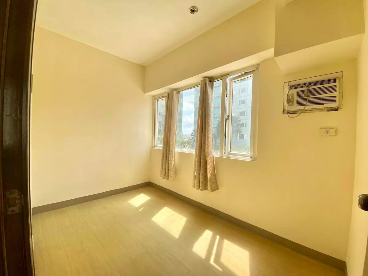 3BR BARE UNIT FOR RENT at Ridgewood Towers near BGC   - photo 2