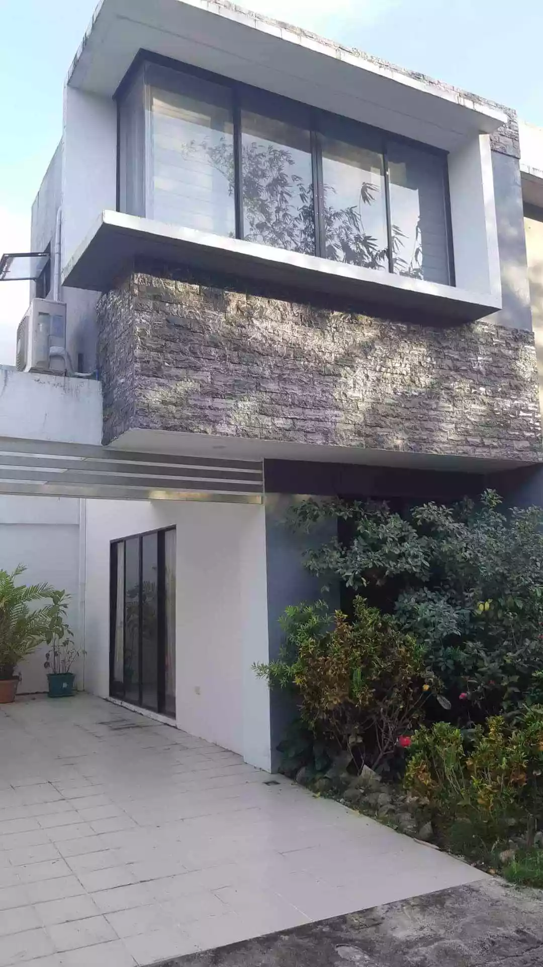 TWO-STOREY HOUSE FOR RENT