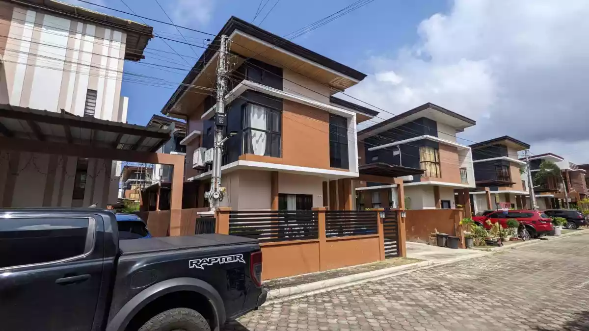 4 bedrooms house and lot for sale at villa teresa cordova - photo 4