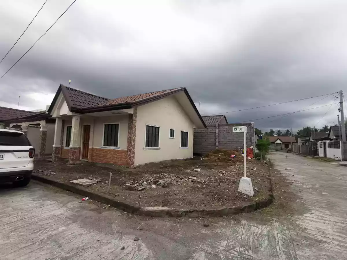 3 Bedrooms and 2 Toilet and Bath Corner Lot at Agan Metro  - photo 3