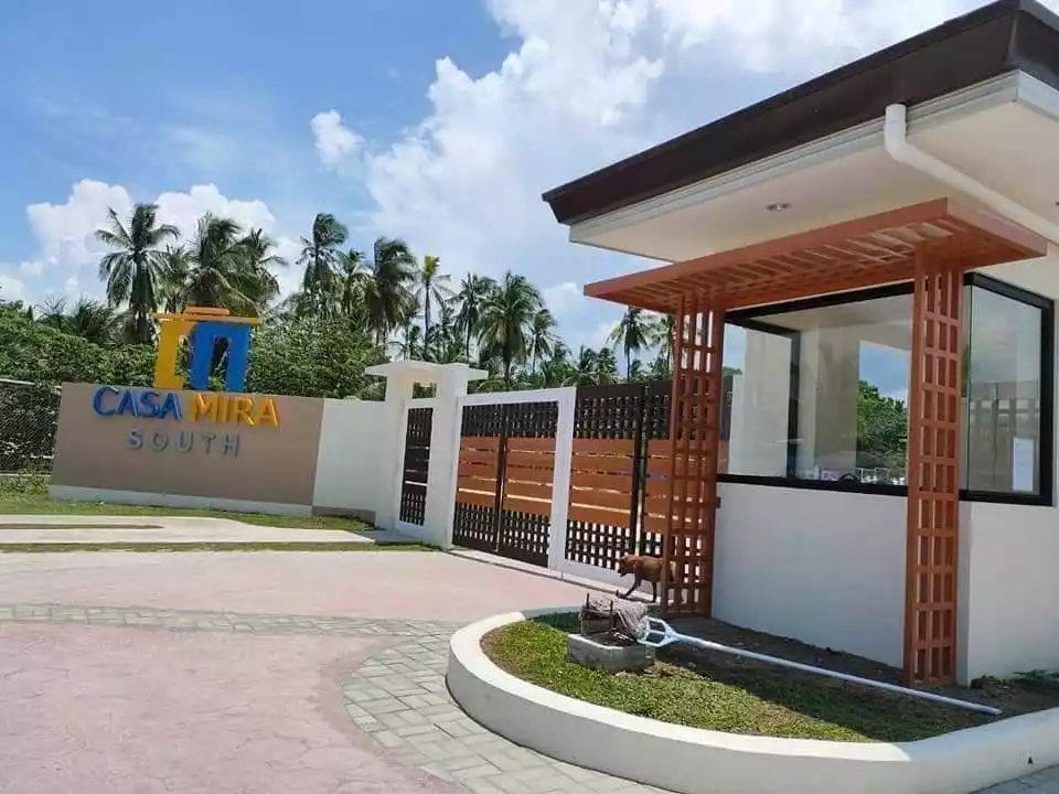 FOR ASSUME TOWNHOUSE CORNER END UNIT IN CASAMIRA SOUTH NAGA CEBU — Townhouse in City of Naga, Cebu, Philippines — Photo 4
