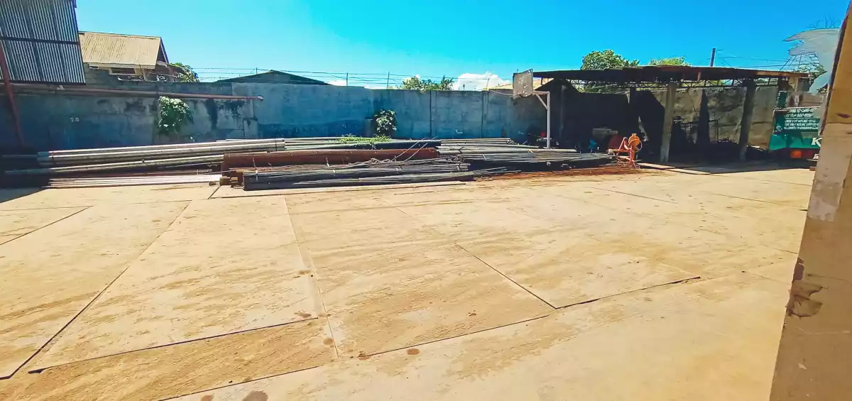 2000sqm Lot w/ a Warehouse a 2 houses - photo 3