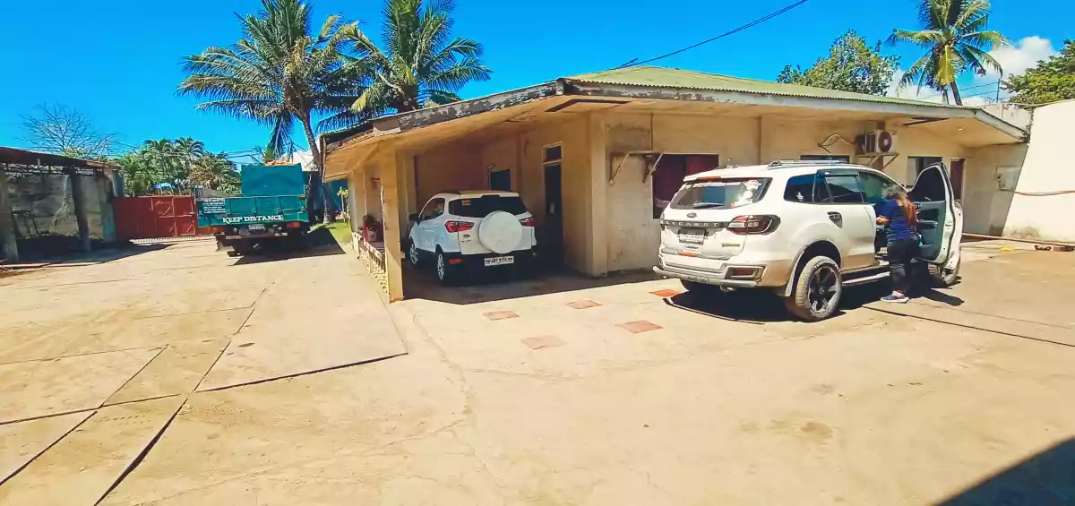 2000sqm Lot w/ a Warehouse a 2 houses - photo 2