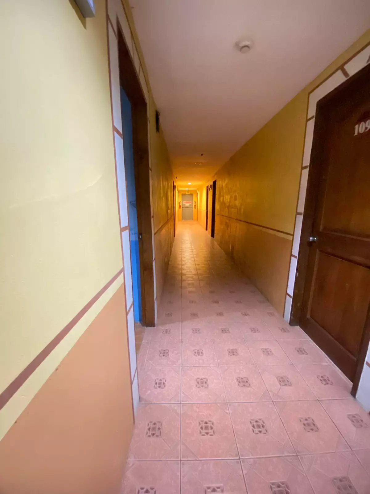 HOTEL BUILDING IN A PRIME LOCATION FOR RENT — Building in Cebu City, Cebu, Philippines — Photo 7