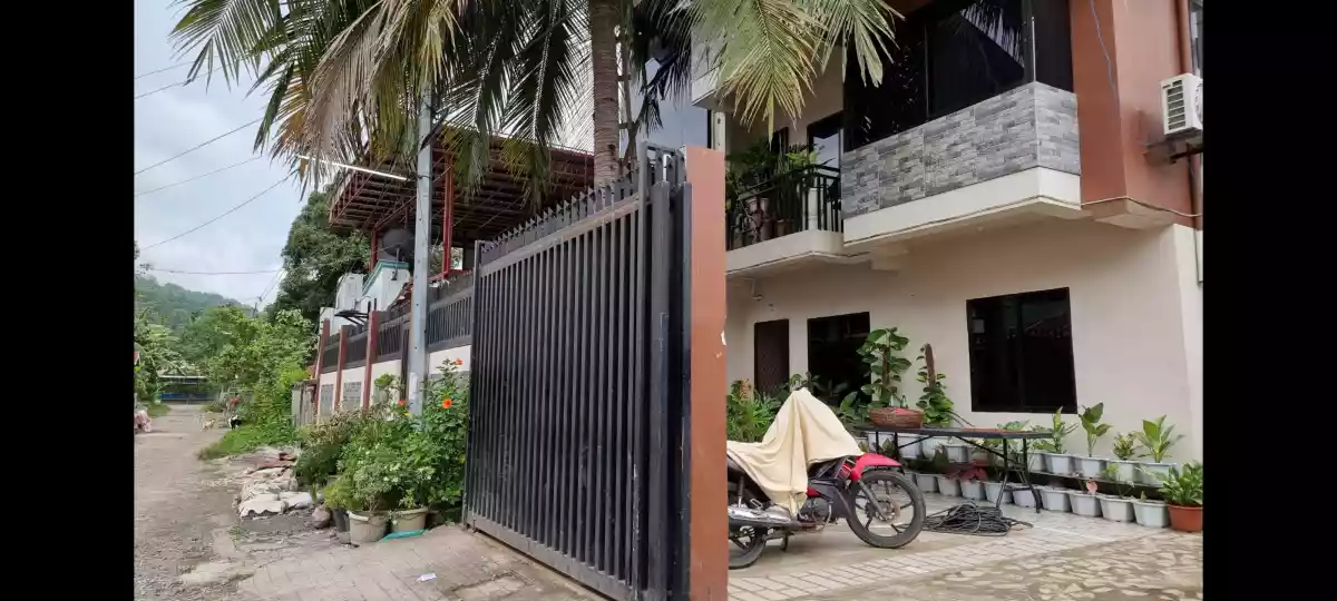 3 Storey 6 Bedrooms 3 Bathrooms House  - photo 3